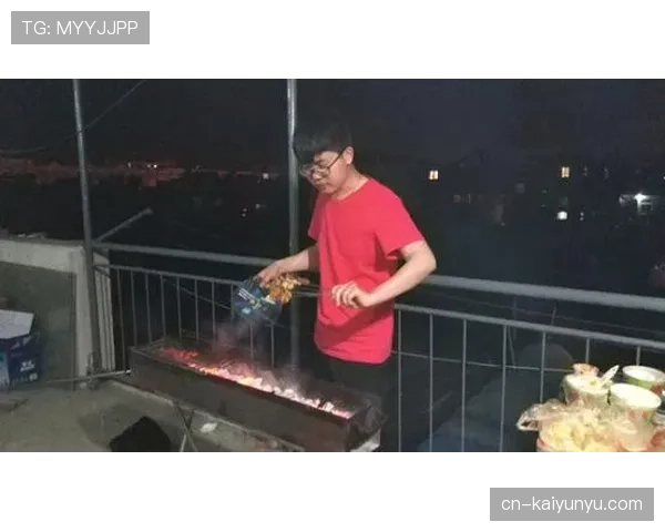 孙铭徽训练完直接冲去夜市撸串，这自律和放纵切换得也太丝滑了吧